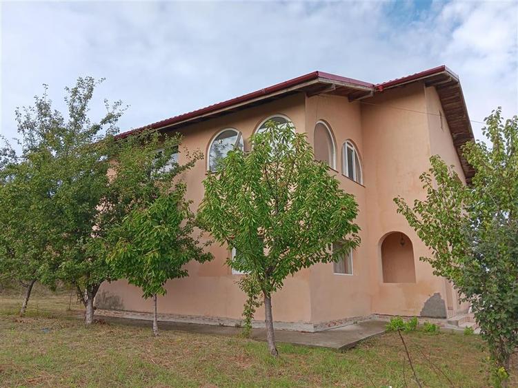 Chiperesti  Tomesti  Vila P+E SU=236mp 5 dormitoare living doua bai garaj TEREN - 1