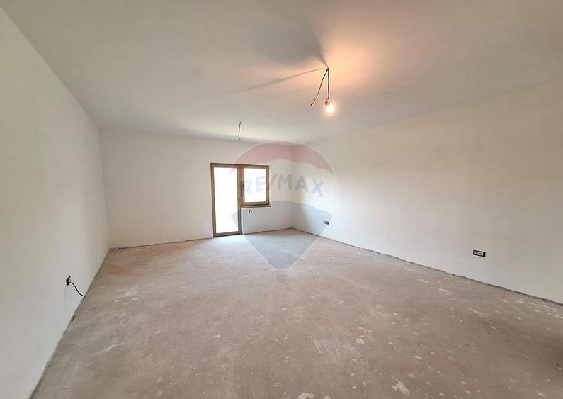 Casa / Vila la gri aproape gata sa devina acasa ! - 15