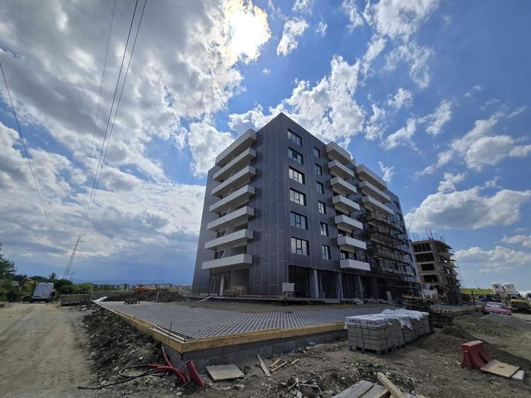 Apartament cu 3 camere semidecomandat în Exterior Vest