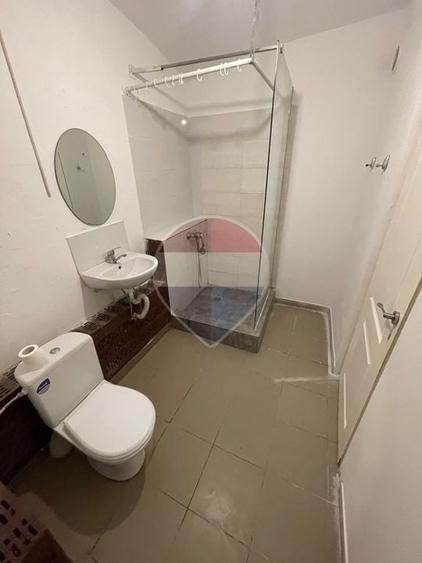 Garsonieră semidecomandată, mobilată în P-ța Sfânta Vineri