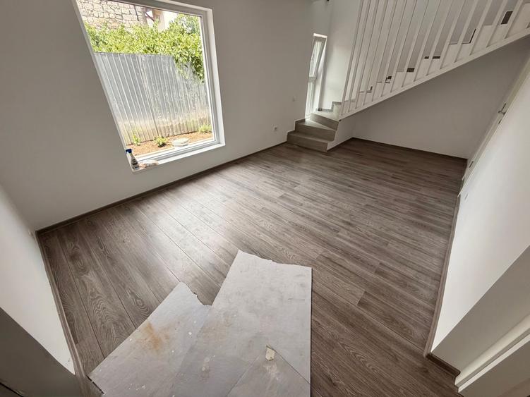 Duplex cu 3 camere cu Canalizare în Apărătorii Patriei