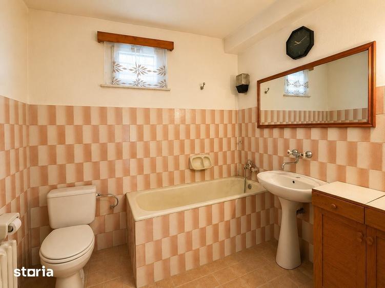 Casă cu 5 camere semidecomandat cu Teren 500 Mp în Central