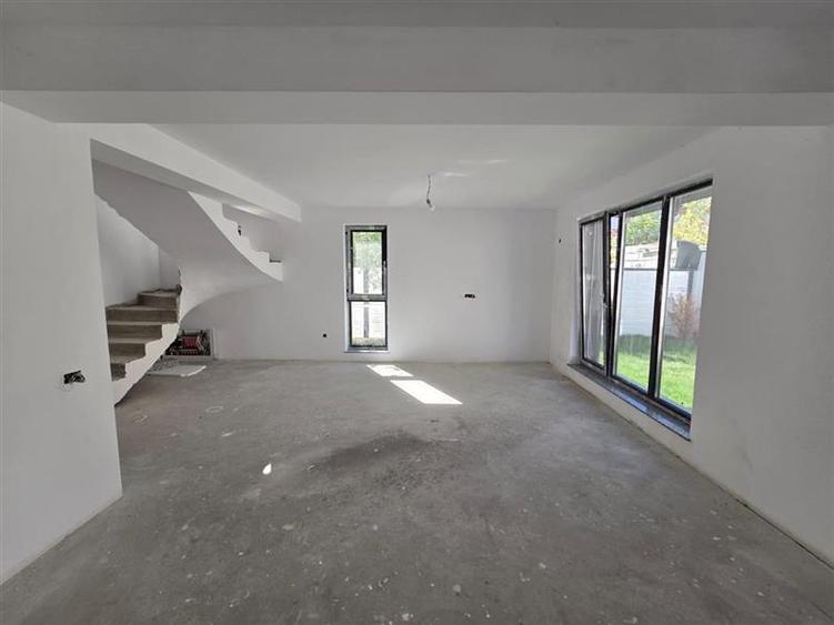 Duplex cu 5 camere cu Canalizare în Bucureștii Noi