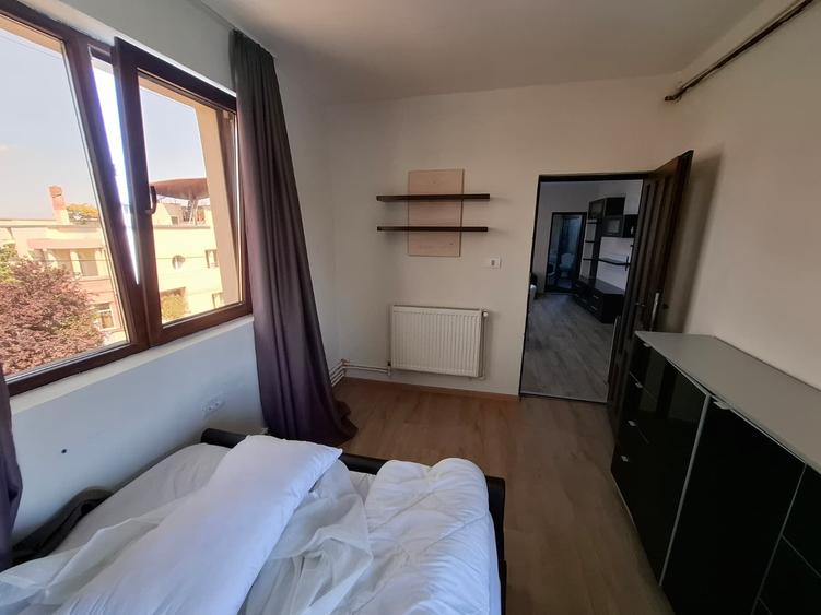 Apartament cu 3 camere semidecomandat în Pârneava