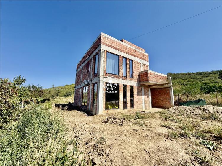 Casă cu 6 camere decomandat cu Teren 230 Mp în Miroslava