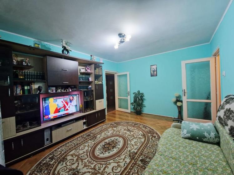 Apartament cu 3 camere semidecomandat, mobilat în Bucur Obor
