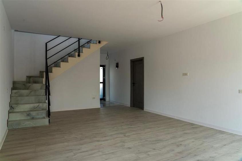 Casă cu 4 camere cu Teren 400 Mp în Berceni