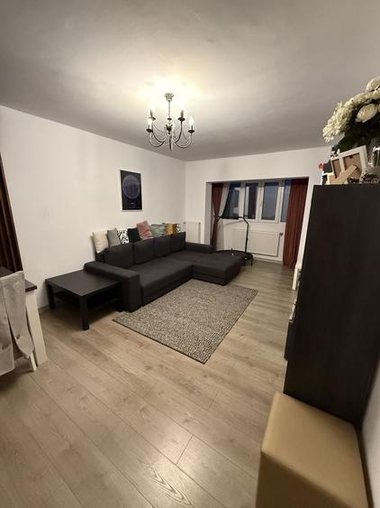 Apartament cu 3 camere decomandat în Exterior Vest