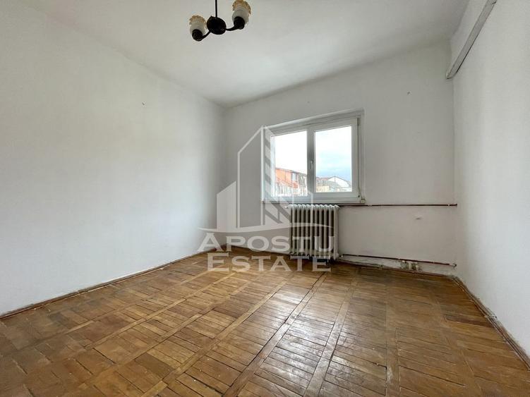 Apartament cu 3 camere decomandat în Buziașului