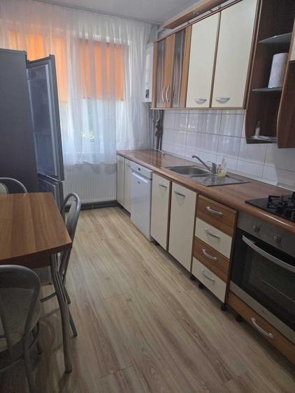 Apartament cu 2 camere semidecomandat în Aleea Carpați