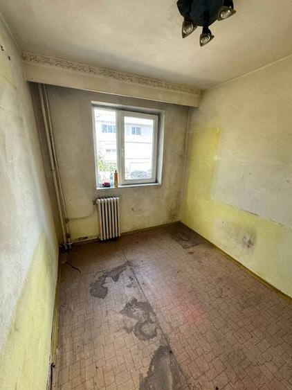 Apartament 3 camere semidecomandat Scoala 8 - 1