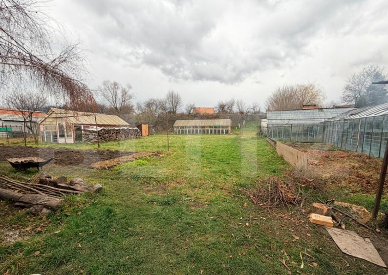 Casa de vanzare proprietate generoasa 2.285 m2 teren - 10