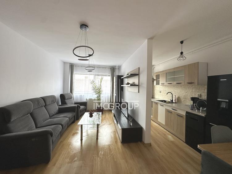 Apartament cu 3 camere semidecomandat, mobilat în Semicentral