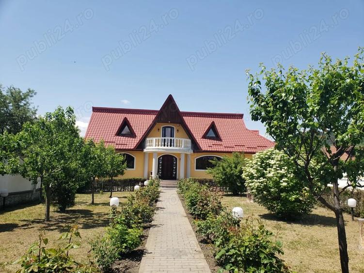 Casă cu 6 camere cu Teren 1300 Mp în Central
