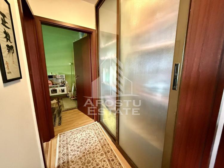 Apartament cu 3 camere semidecomandat, mobilat în Dâmbovița