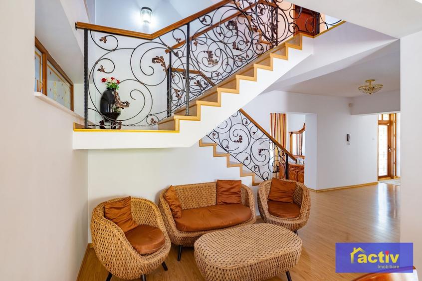 Casă individuală cu 7 camere cu Canalizare în Sud