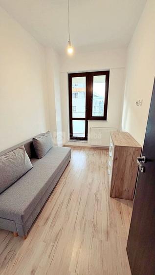 Apartament cu 3 camere semidecomandat, mobilat în Central