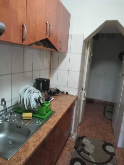 Apartament cu 4 camere semidecomandat în Rovine