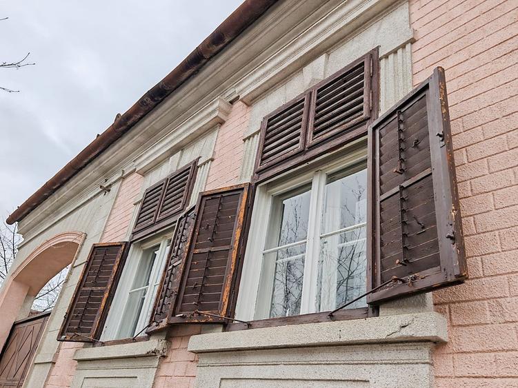 Casă individuală cu 9 camere cu Canalizare în Central