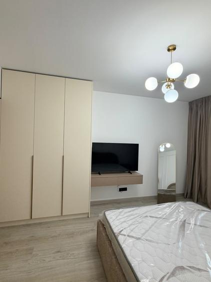 Apartament cu 3 camere semidecomandat, mobilat în Dristor