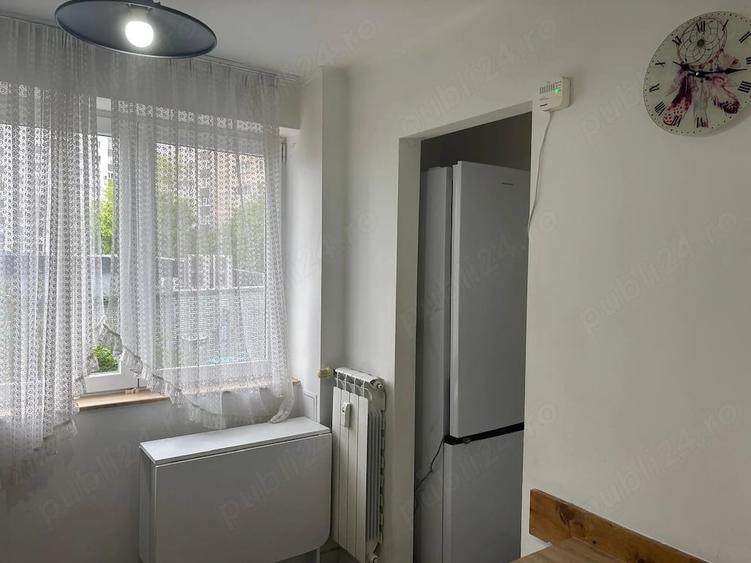 Apartament cu 3 camere semidecomandat în Crângași