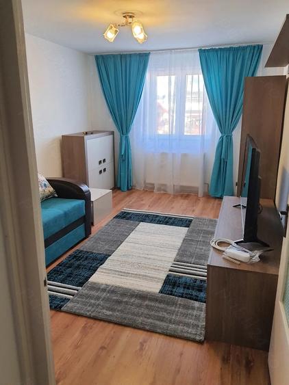 Apartament cu 3 camere semidecomandat în Autogară