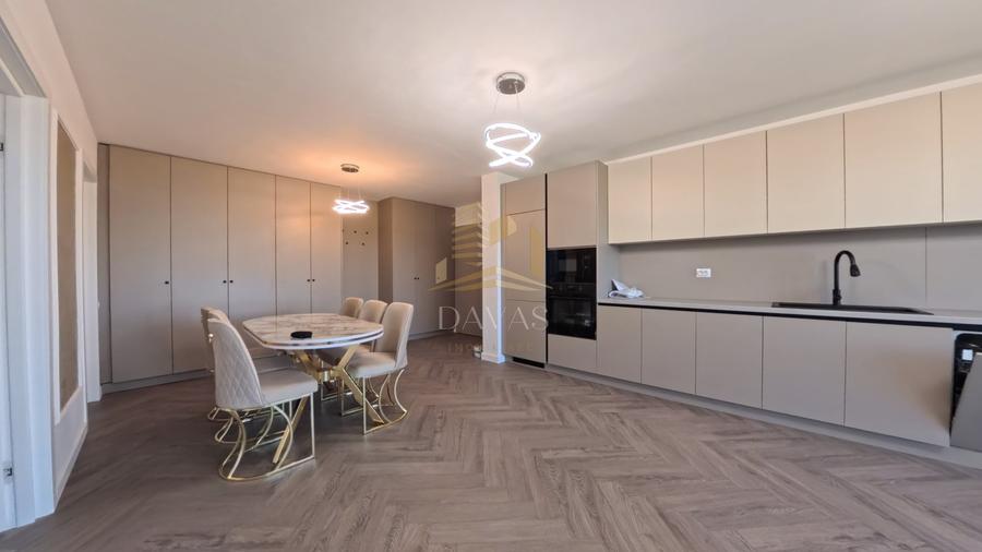 Apartament cu 3 camere semidecomandat, mobilat în Sopor