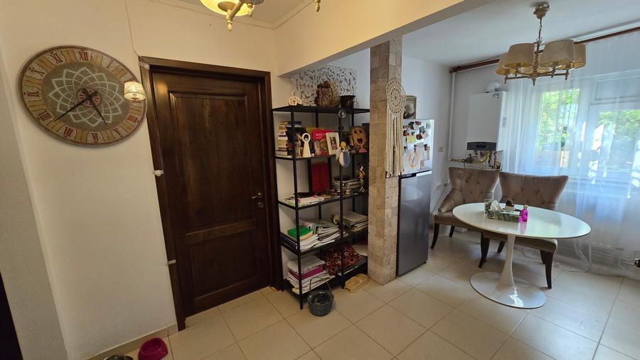 Apartament cu 3 camere decomandat în Titan