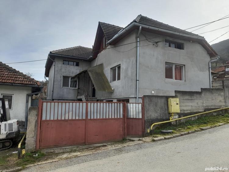 vand casa cu 5 camere si 700 mp de teren - 1