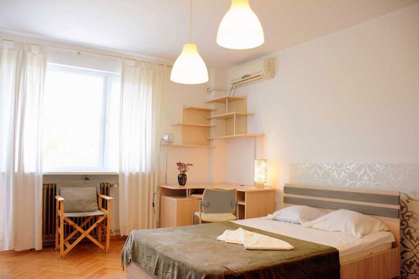 garsoniera P-ta Romana de inchiriat 450 euro. - 2