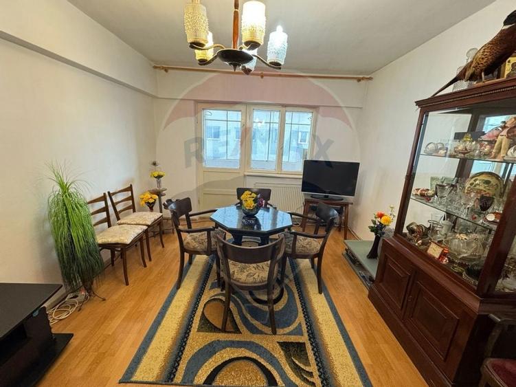 Apartament de vanzare - 4 camere- decomandat-Bistrita Lac - 1