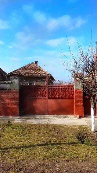 Doua case intr-o curte, partial din caramida, cu interior renovat in anul 2025, in zona buna, - 4