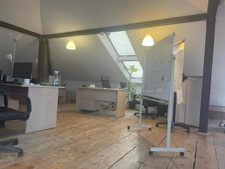 Mansarda primitoare, open space 153 mp, intr-o cladire de birouri, curte - 2
