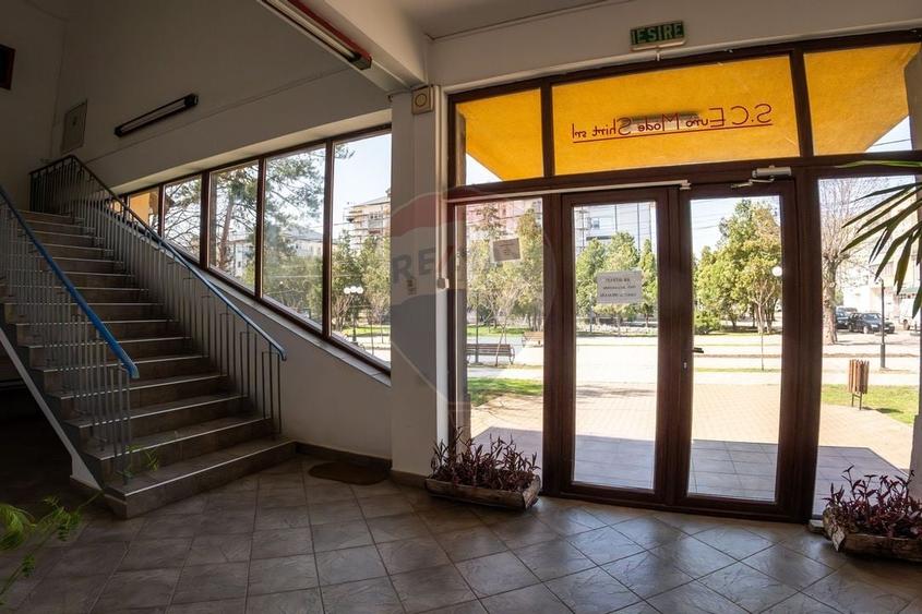Spatiu comercial de 1,460mp in zona Central - 4