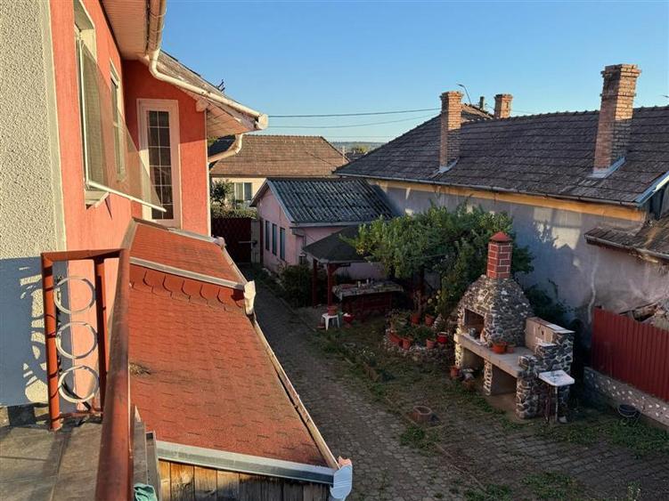 Casa independenta , vintage de vanzare , 300 mp cu teren de 1493 mp Sancrariul d - 31