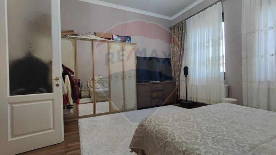 Apartament spatios la curte 2 dormitoare Salonta str. Republicii - 11
