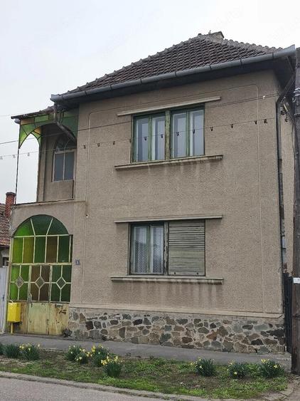 Casa cu etaj construita in anul 1976 - 1