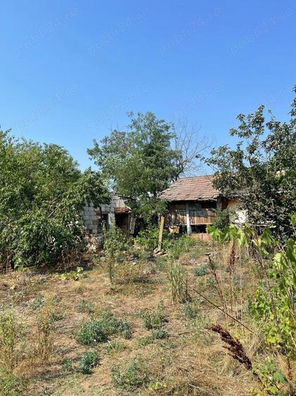 Teren 2258 mp pe care se afla casa demolabila - 1