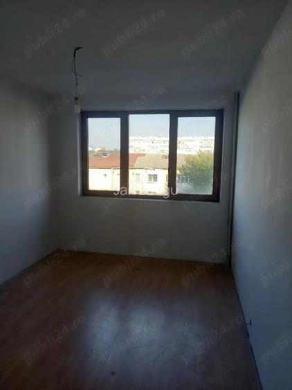Vind apartament 2 camere decomandat