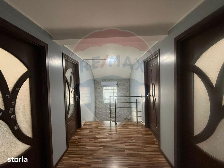 Casa / Vila cu 5 camere de vanzare - 1