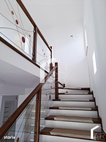 Casă cu 5 camere cu Teren 550 Mp în Păulești