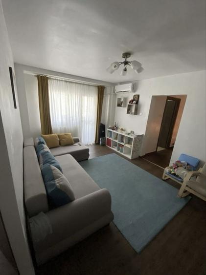 Apartament cu 4 camere semidecomandat în Runcu