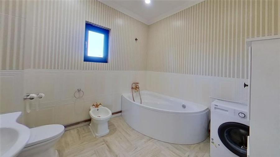 Casă individuală cu 5 camere cu Teren 1532 Mp în Exterior Est