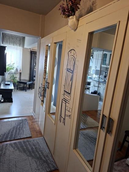Apartament cu 3 camere decomandat în Petros