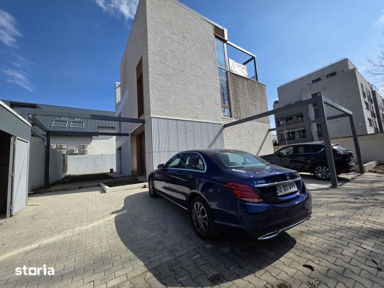 Casă cu 7 camere cu Teren 500 Mp în Central
