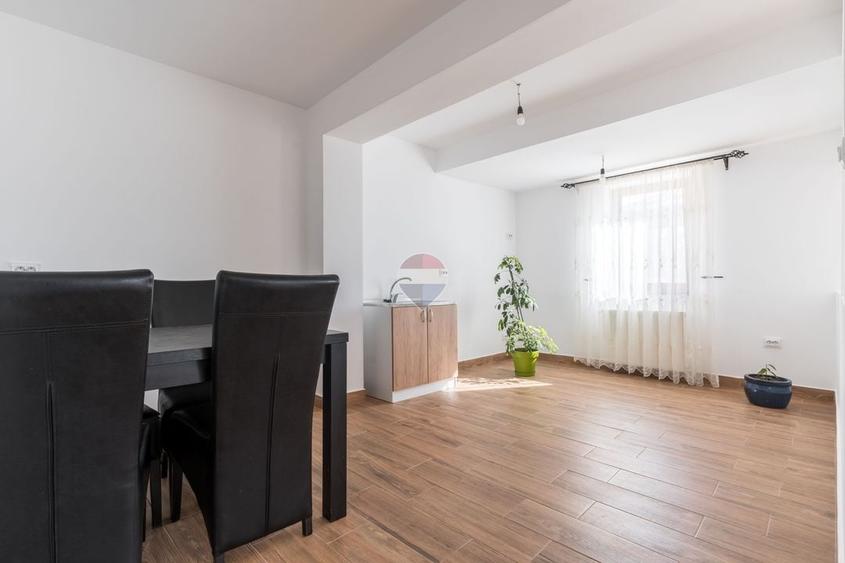 Casă individuală cu 9 camere cu Teren 1025 Mp în Bucium