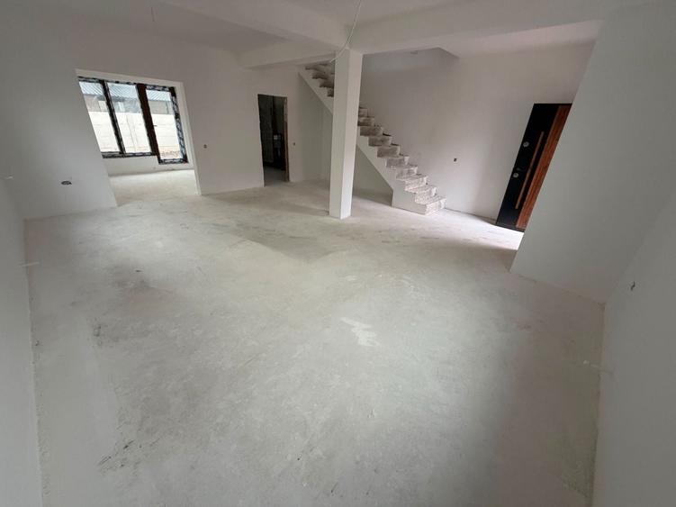 Duplex cu 4 camere cu Canalizare în Central