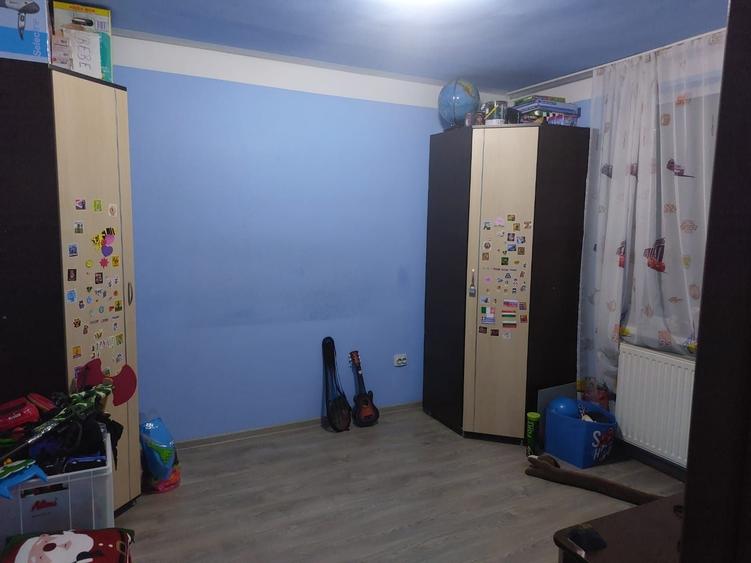 Apartament cu 3 camere decomandat în Cuștelnic