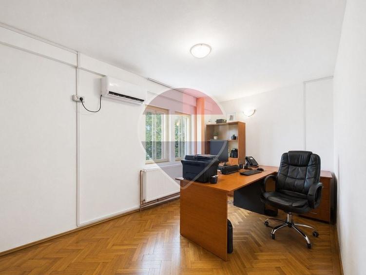 Casă individuală cu 6 camere cu Teren 132 Mp în Gara de Nord