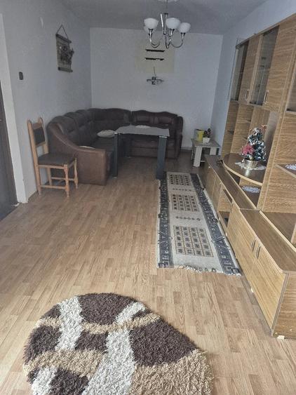 Casă cu 8 camere cu Teren 4500 Mp în Prahuda